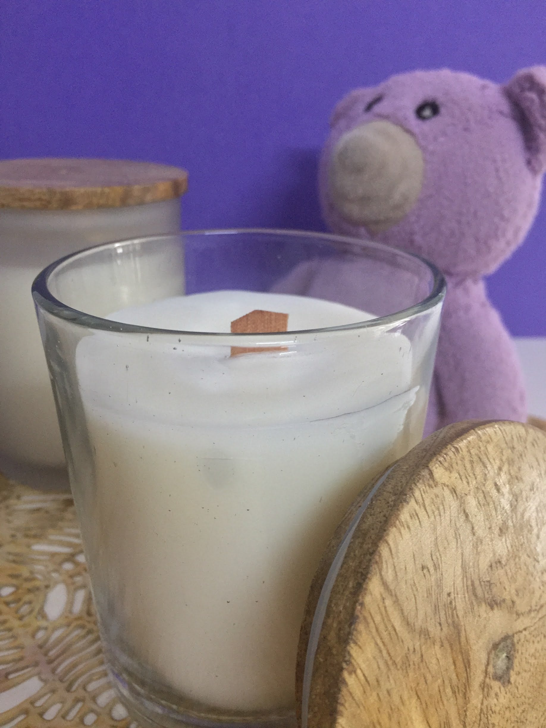 Crackling Wood Wick Scented Candle in Clear Jar with Lid - Image 3