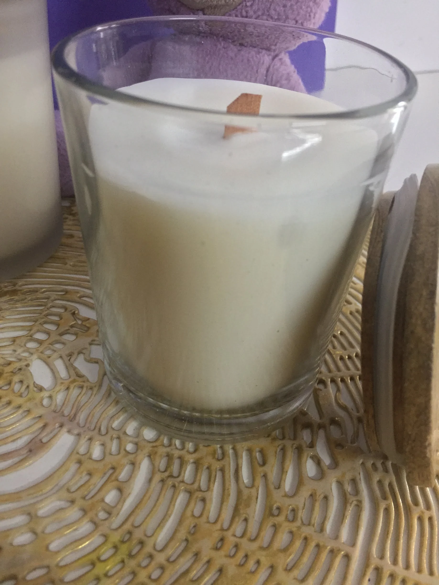 Crackling Wood Wick Scented Candle in Clear Jar with Lid - Image 4