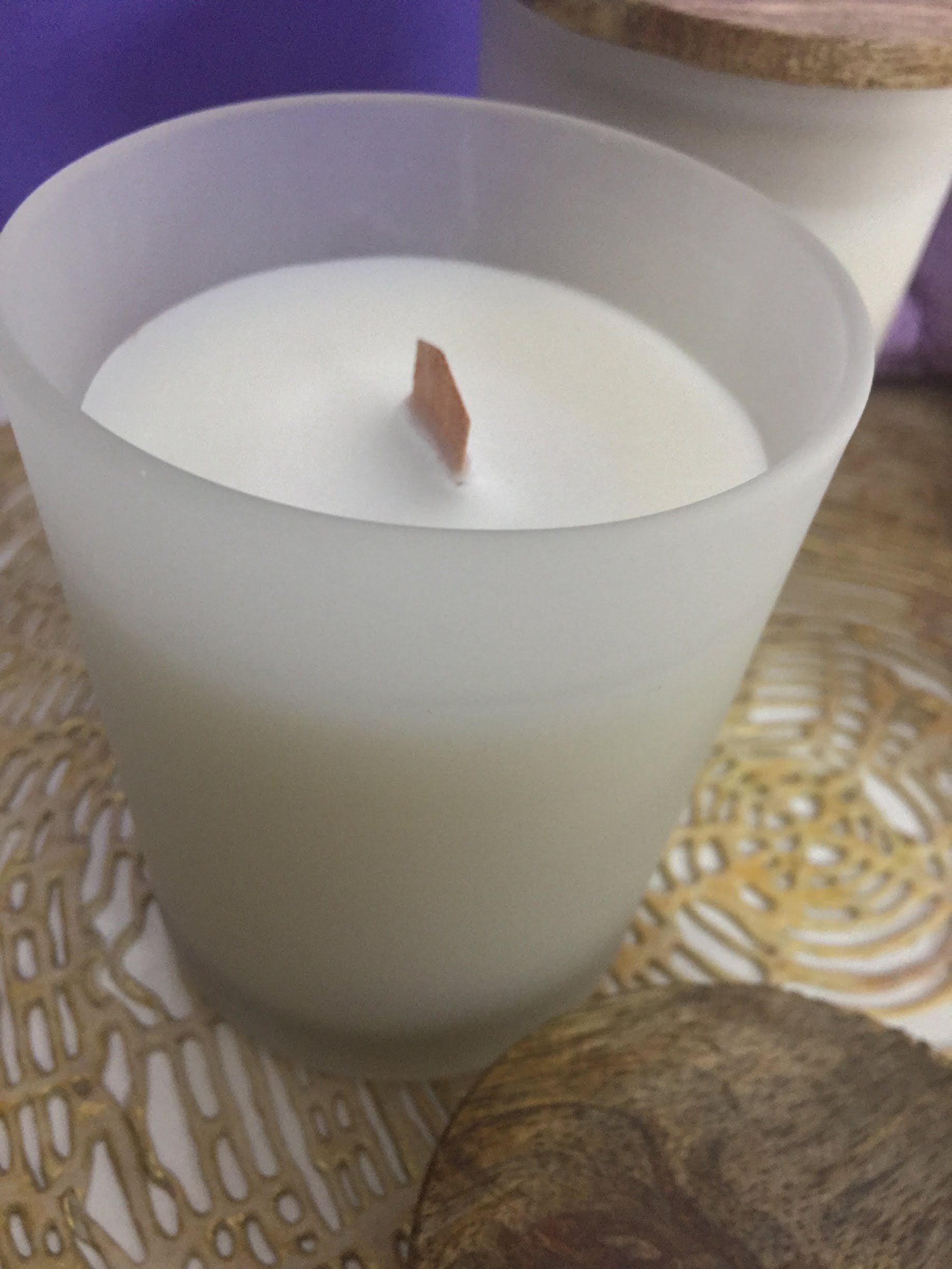 Crackling Wood Wick Scented Candle in Frosted Jar with Lid - Image 3