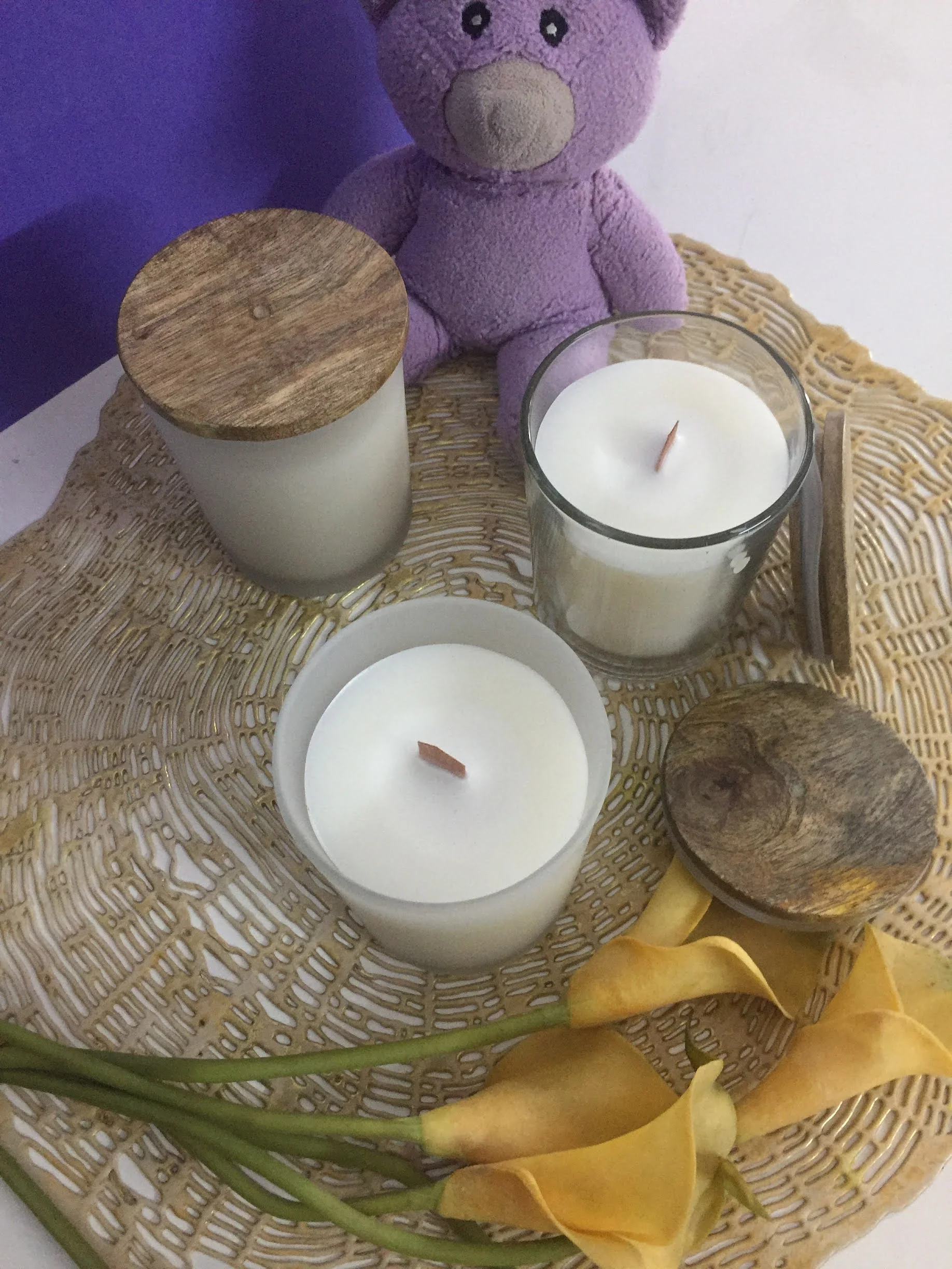 Crackling Wood Wick Scented Candle in Frosted Jar with Lid - Image 4