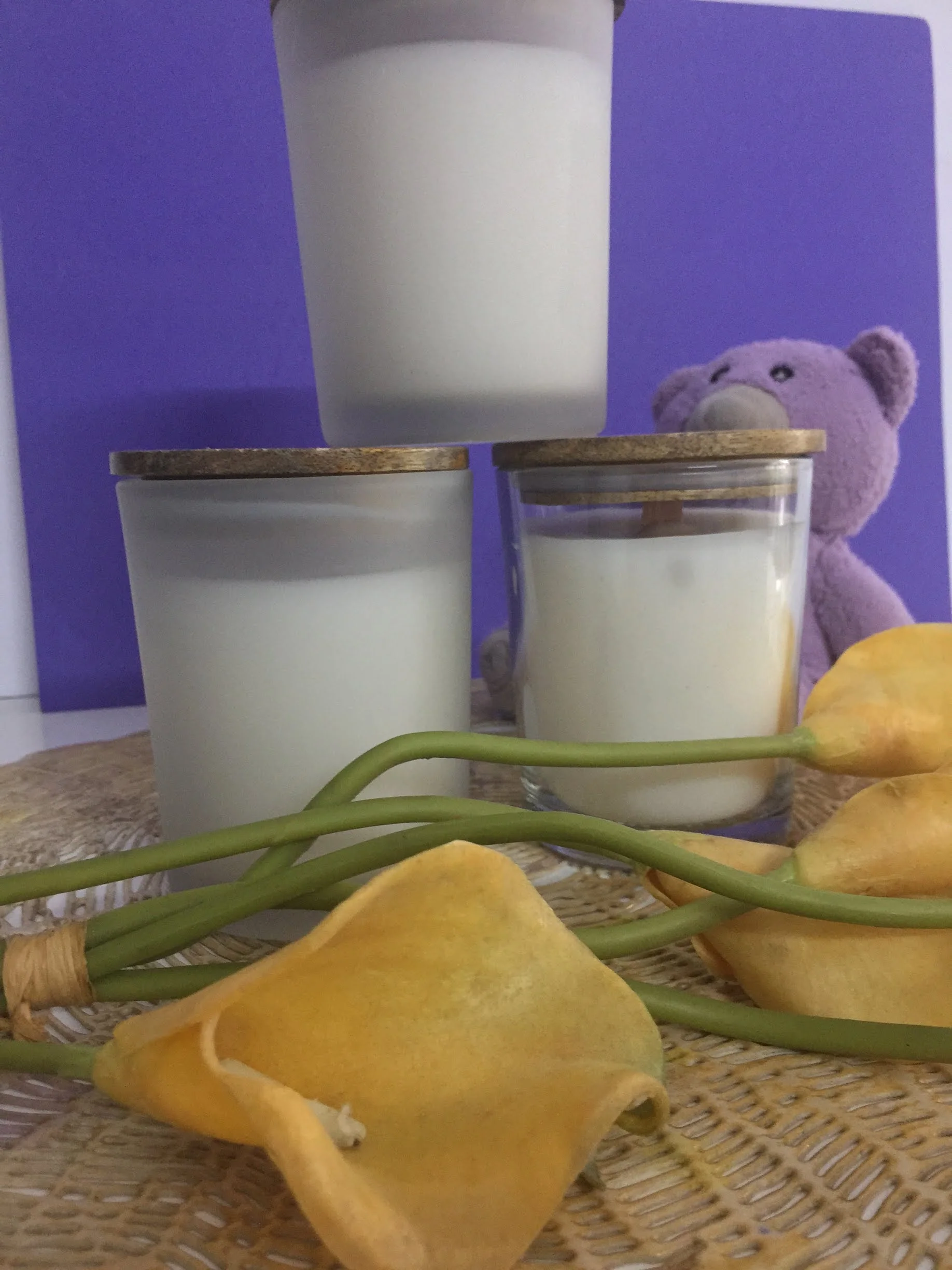 Crackling Wood Wick Scented Candle in Frosted Jar with Lid - Image 5