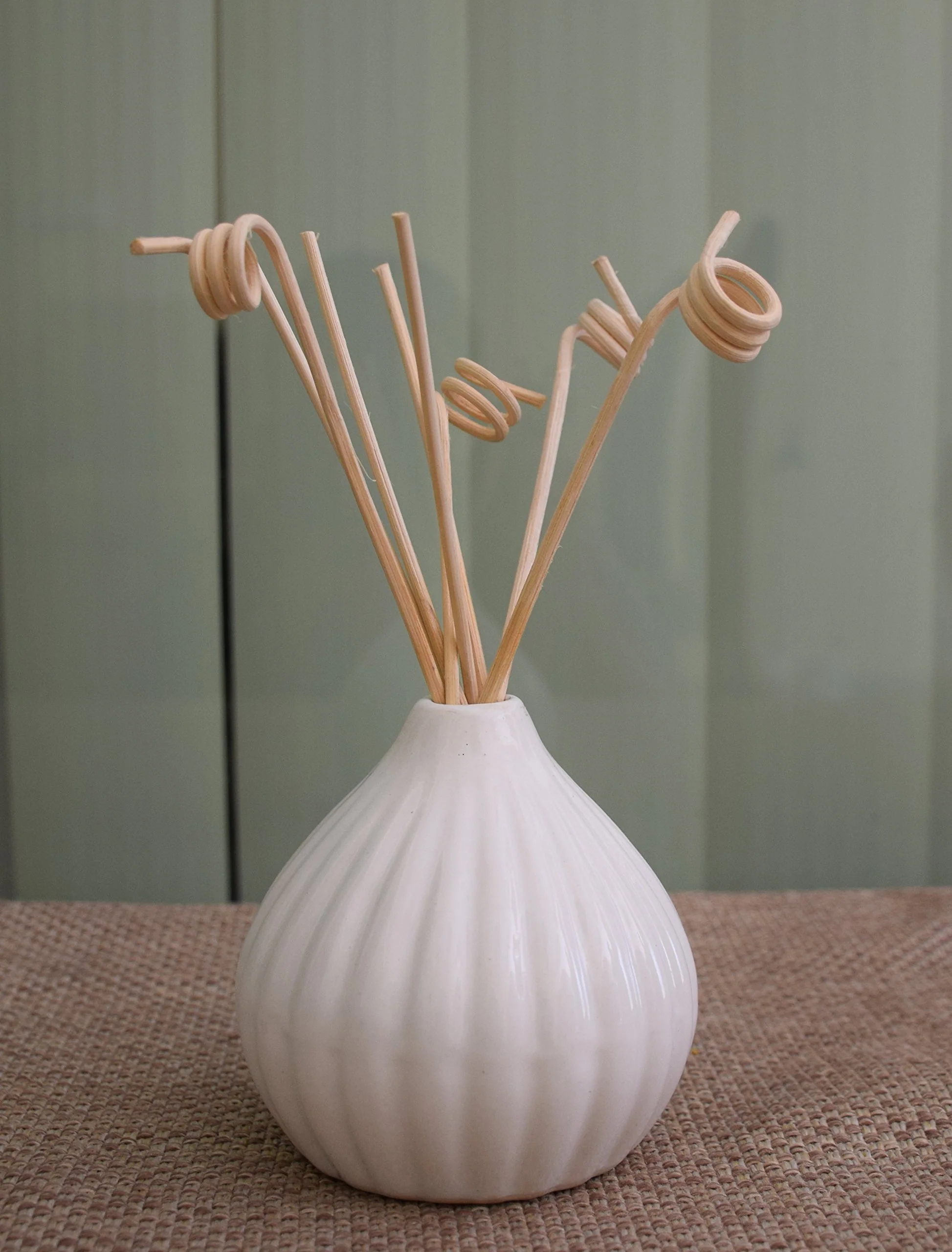 Pure Source India Garlic Design Ceramic Pot,Reed Diffuser Pot, with 8 pcs Reed Sticks, Capacity of This Ceramic Vase is About 150 ML - Image 7